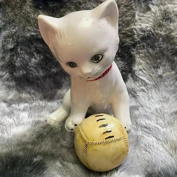 Italian Pottery Kitty Cat Figurine
Playing With Ball Vintage - Picture 14 of 16